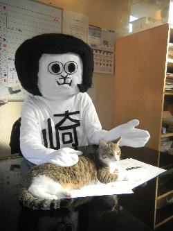 写真：オカザえもんと1匹の猫