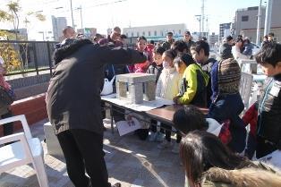 写真：ブロックの透水性に興味満々な子供たち