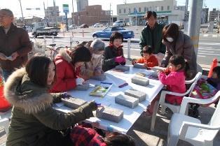 写真：ブロックに好きな絵や文字を描く様子