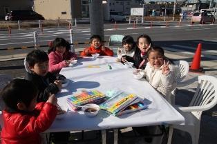 写真：にぎやかにお汁粉を食べる様子