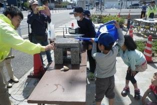 写真：参加者にも透水実験