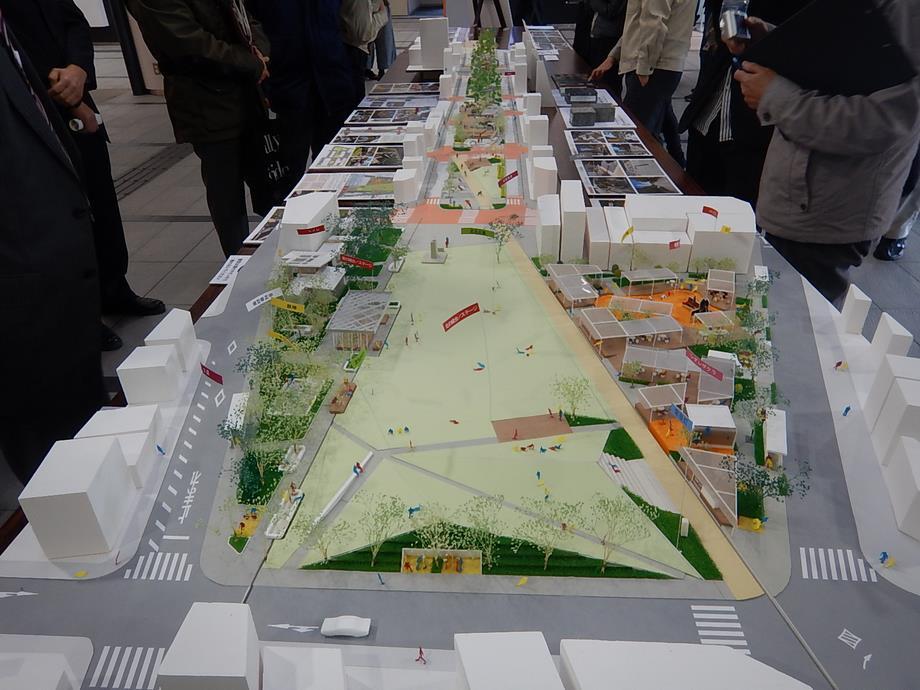 写真：完成模型とパネル
