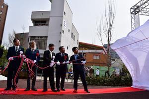 写真：四天王像除幕の様子