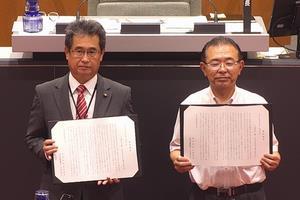 写真：岡崎市長と岡崎市議会議長
