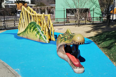 写真：スピノサウルスの滑り台1