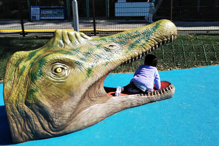 写真：スピノサウルスの滑り台2