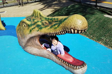 写真：スピノサウルスの滑り台4