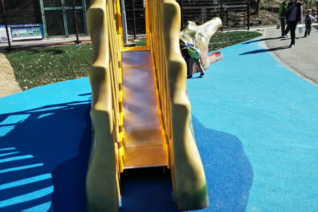写真：スピノサウルスの滑り台5