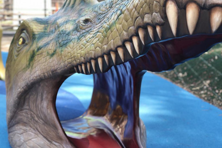 写真：スピノサウルスの滑り台6