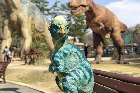 写真：恐竜ベンチ2