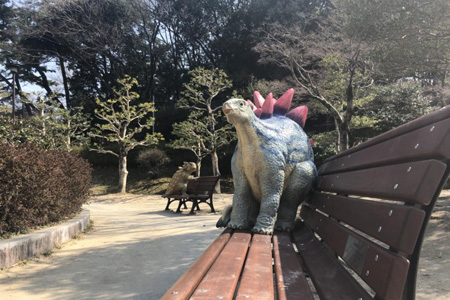 写真：恐竜ベンチ3