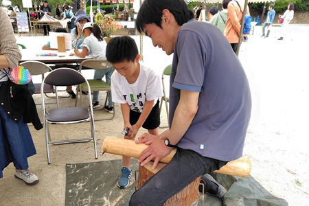 写真：丸太切り