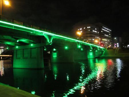 写真：イエローグリーンにライトアップされた殿橋