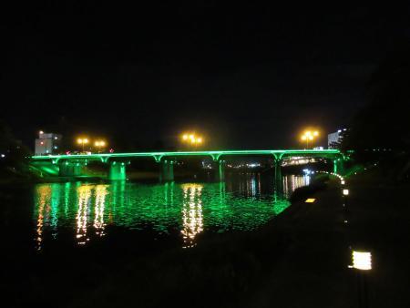 写真：イエローグリーンにライトアップされた明代橋