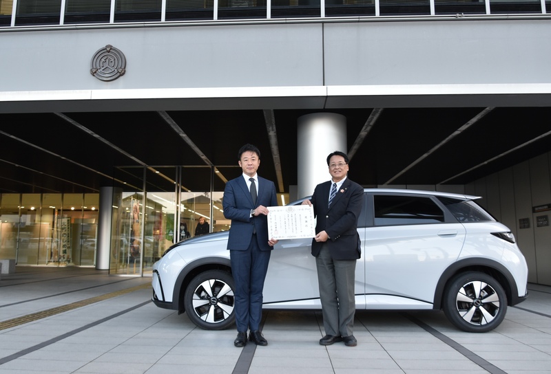 写真：電気自動車のお披露目　株式会社ネクステージ様