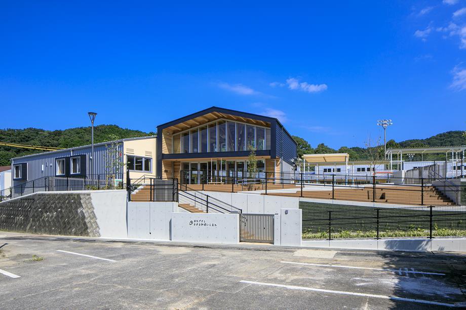 写真：新園舎　外観南