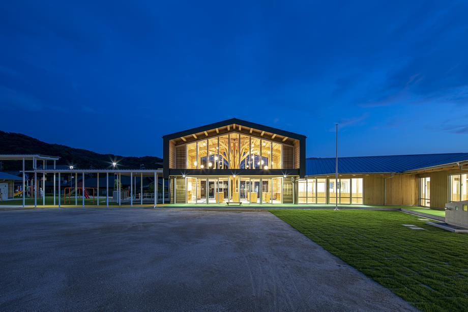 写真：新園舎　エントランス夜