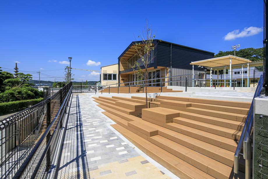 写真：新園舎　アプローチ