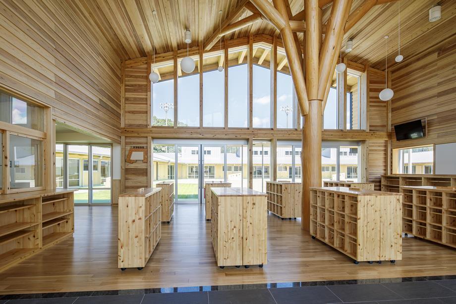 写真：新園舎　エントランス内