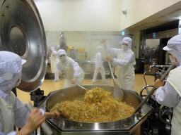 写真：公益財団法人岡崎市学校給食協会　調理のようす1