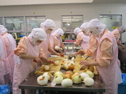 写真：公益財団法人岡崎市学校給食協会　調理のようす2