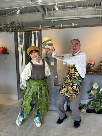 写真：ひょうきんなスタッフ2名