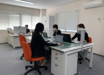 写真：よつば労務管理事務所　事務所内のようす