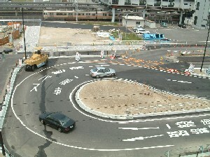 写真：路線バス専用レーンと一般車レーンの分岐点