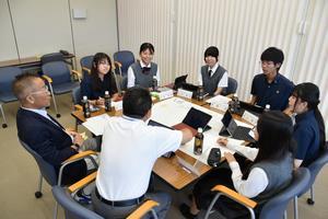 写真：A班の意見交換の様子