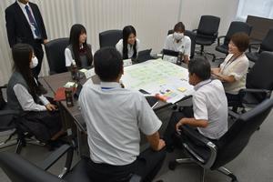 写真：D班の意見交換の様子