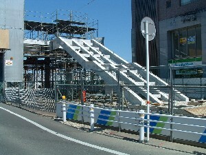 写真：東側階段の鉄骨が設置