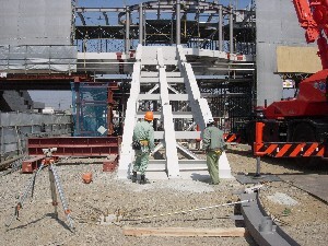 写真：西側階段の鉄骨が設置