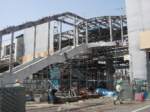 写真：南よりエントランス部分と西側階段