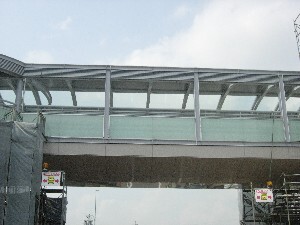 写真：通路を見上げた写真