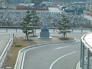 写真：自由通路より元康像を撮影