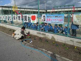 写真：植替えを見守る園児たち