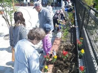 写真：子ども会とシニアが同じ組で活動しました