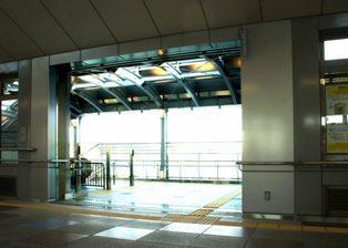 写真：エスカレーター自由通路入口