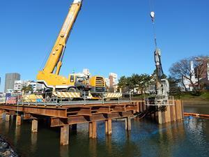 写真：橋脚用土留構築を推進