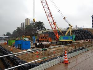 写真：川岸部橋脚の場所打ち杭に着手