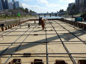 写真：河川中央部橋脚の土留補強