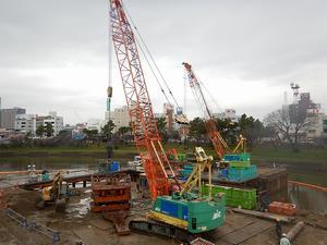 写真：河川中央部橋脚の場所打ち杭に着手