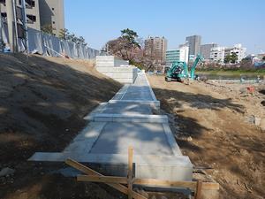 写真：橋台まわりの護岸工事に着手