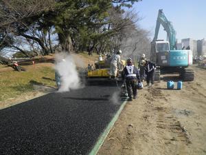 写真：堤防側園路整備状況