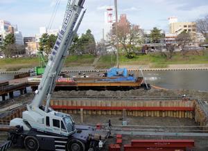 写真：川岸部橋脚の掘削（一次掘削）