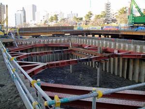 写真：川岸部橋脚の掘削（二次掘削）