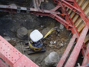 写真：川岸部橋脚の掘削（四次掘削）