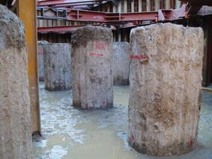 写真：川岸部橋脚の掘削完了