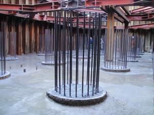 写真：川岸部橋脚の杭頭処理完了