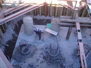 写真：河川中央部橋脚の掘削完了